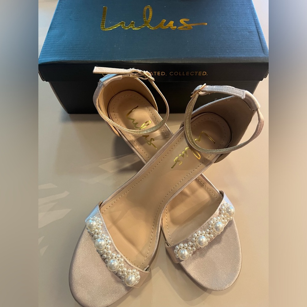 LULUs womens size 10 Champagne pearl wedding shoes new with box and stickers